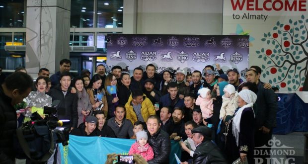 Шашу, шапан және чемпиондық ұран – Жанкүйерлер Айдар Шәрібаевті Алматы әуежайынан күтіп алды