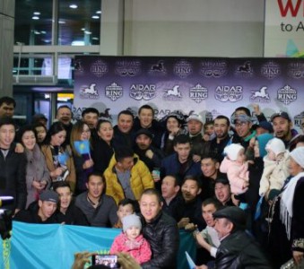 Шашу, шапан және чемпиондық ұран – Жанкүйерлер Айдар Шәрібаевті Алматы әуежайынан күтіп алды