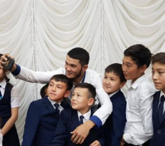 Селфи дня - Айдар Шарибаев встретился с алматинскими школьниками