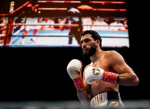 Hamzah Sheeraz нацелился на Canelo: что это означает для Жанибека Алимханулы?